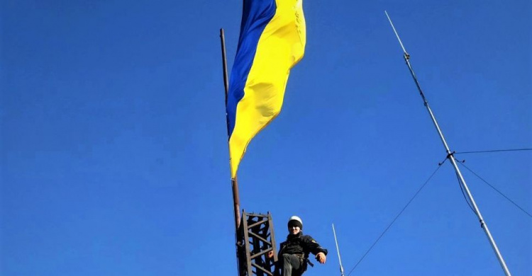 В наивысшей точке Мариуполя водрузили флаг Украины