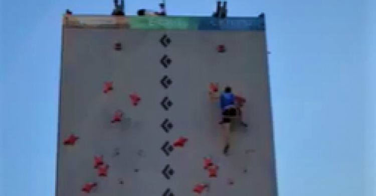 Спайдер-мен «взлетел» на 15-метровую вертикальную стену в Мариуполе