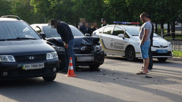 В центре Мариуполя на пешеходном переходе столкнулись две иномарки (ФОТО)