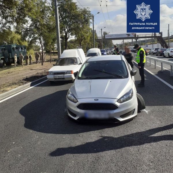 На Набережной в Мариуполе произошло ДТП с участием военного автомобиля (ДОПОЛНЕНО)