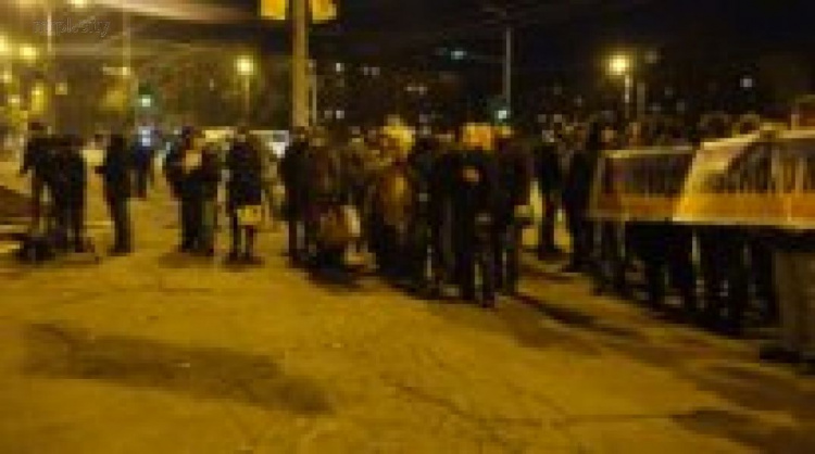 Военное положение не помешало провести в Мариуполе акцию протеста (ФОТОФАКТ)