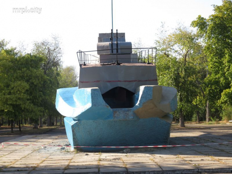 Начат ремонт обезображенного вандалами памятника освободителям Мариуполя от нацистов (ФОТОФАКТ)