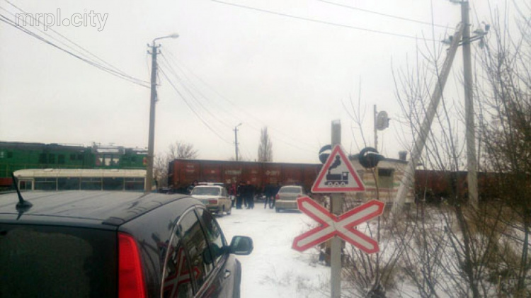 В Донецкой области поезд протаранил автобус, который вез на работу шахтеров (ФОТО)
