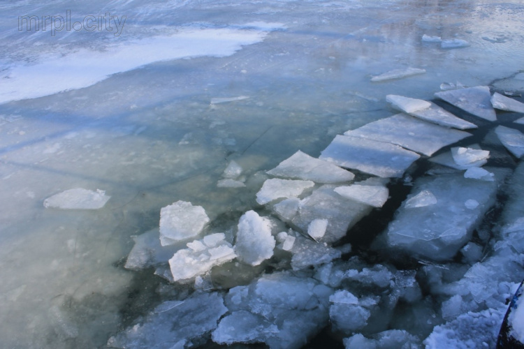 Азовское море у берегов Мариуполя покрылось тонким льдом: Спасатели предупреждают об опасности