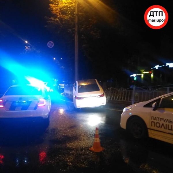 В центре Мариуполя водитель «подшофе» снесла забор
