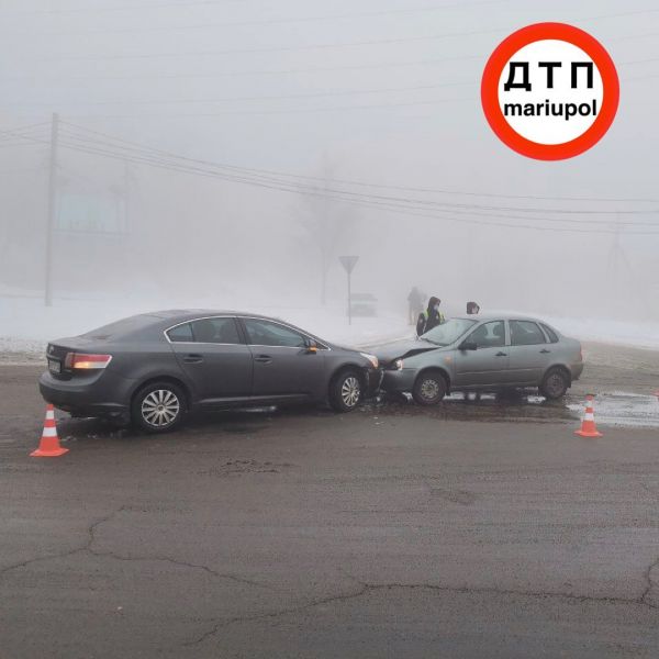 В туманном Мариуполе столкнулись «ВАЗ» и «Тойота»