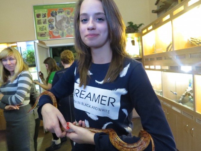 Во время экскурсии по Львову по школьницам из Мариуполя ползали змеи (ФОТО)