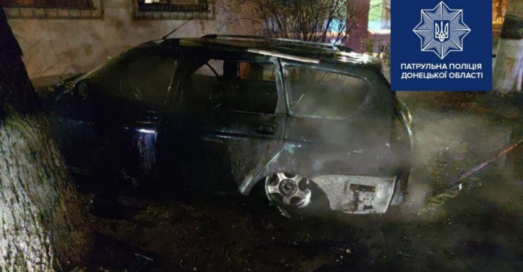 В Мариуполе ночью рядом с многоэтажками сгорел автомобиль
