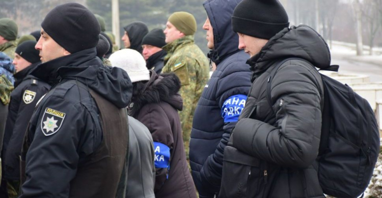 На охрану правопорядка в Мариуполе вместе с полицейскими вышли 15 общественников (ФОТО)