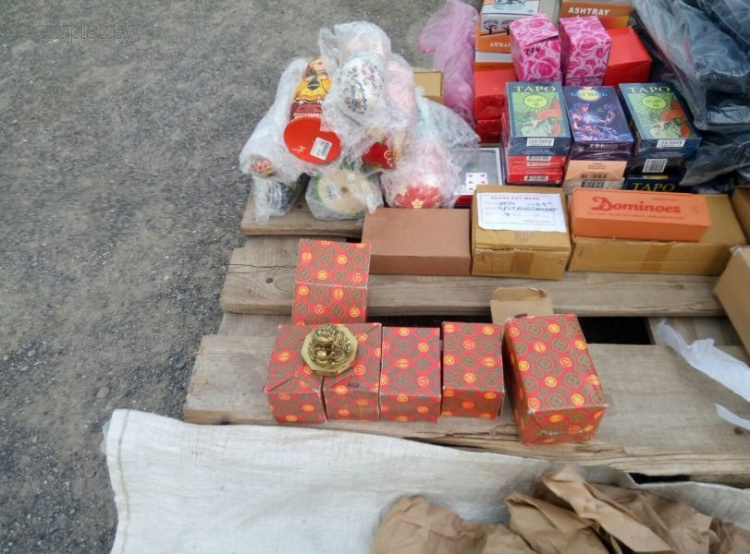 Через КПВВ Донбасса украинец пытался провезти нелегальный товар на 40 тыс. грн (ФОТО)