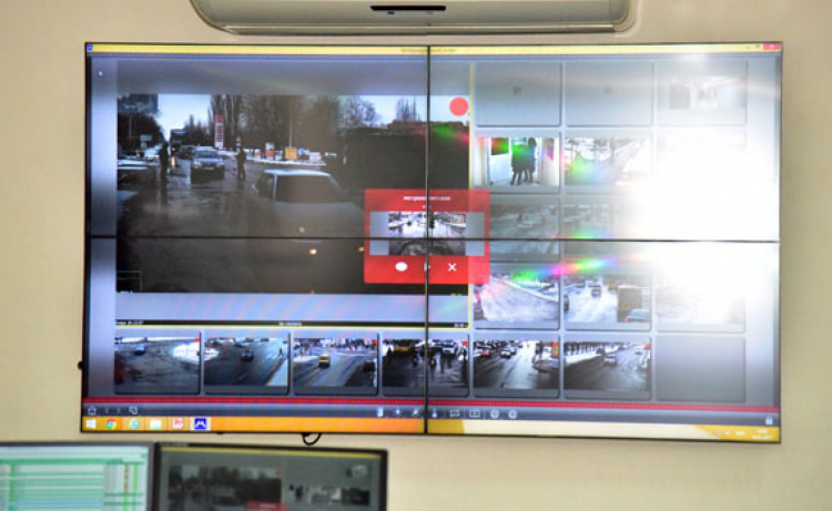 Мариупольским полицейским выдали планшеты для связи с колл-центром «102»