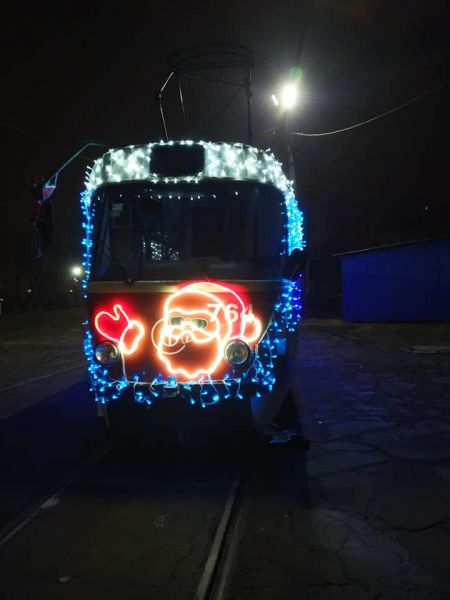 Олени, снежинки и бык: мариупольский транспорт преобразился к Новому году