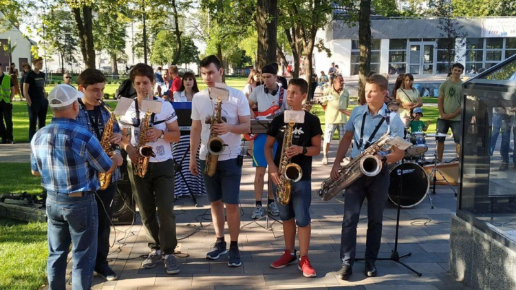 Мимы, живопись и джаз: как в Мариуполе празднуют День Франции (ФОТО+ВИДЕО)