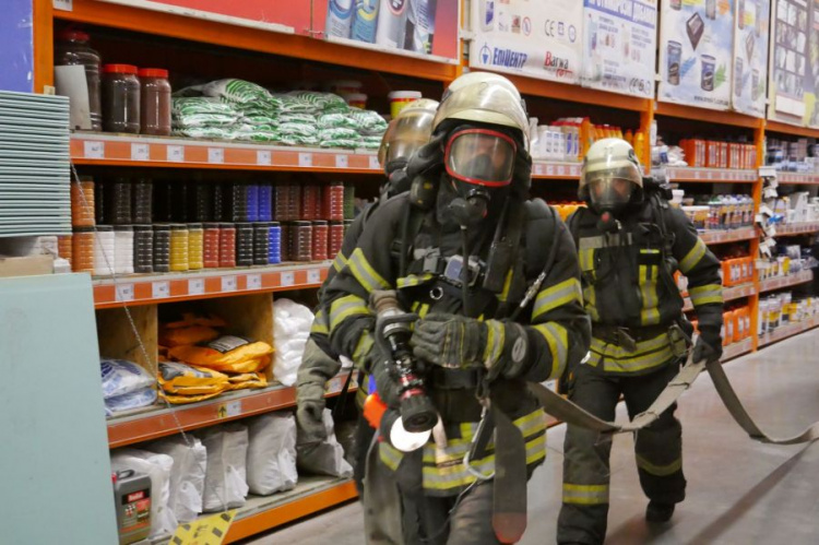 В Мариуполе из торгового центра эвакуировали людей: работали спасатели (ВИДЕО)