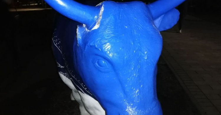 Многострадальному мариупольскому быку отломали рог и ухо