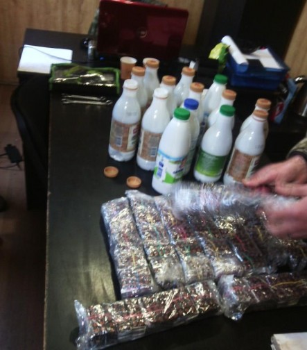 Житель Донетчины перевозил наркотики в молочных бутылках