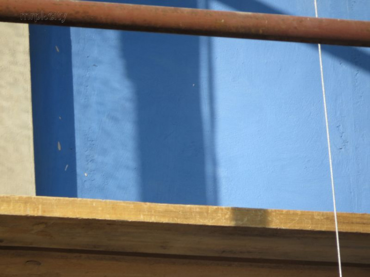 Самый большой храм Мариуполя обрел ярко-синий фасад и ограждается новым забором (ФОТО)