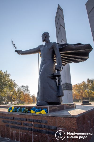 Мариуполь вместе со всей Украиной отмечает годовщину изгнания нацистов