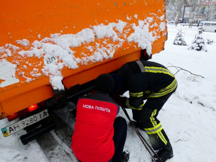 В Мариуполе в снежную ловушку попали фуры и почтовый грузовик (ФОТО+ВИДЕО)
