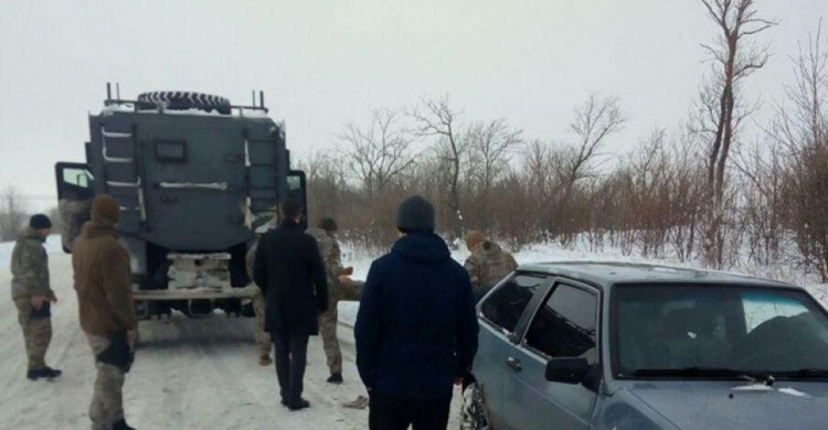 В Донецкой области бронеавтомобиль спецназа вытащил из снега легковушку (ФОТО)
