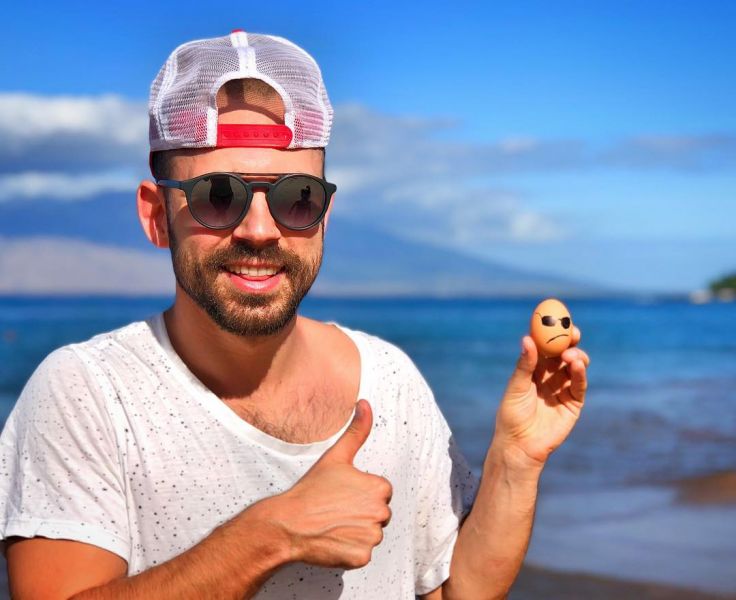 Шоумен из Мариуполя сфотографировался с «яйцом-рекордсменом»