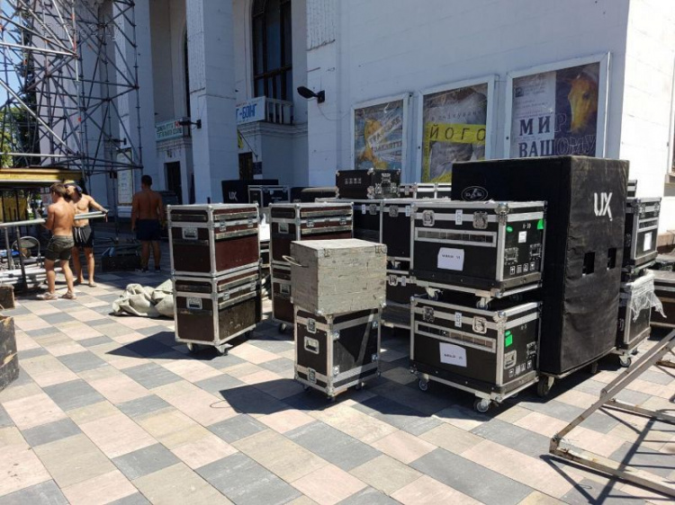 Супер-вечеринка: В Мариуполь прибыло 100 тонн праздничного оборудования (ФОТО)