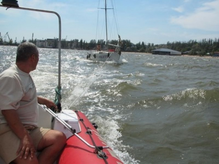 В Мариуполе спасли экипаж поврежденной яхты (ФОТО)