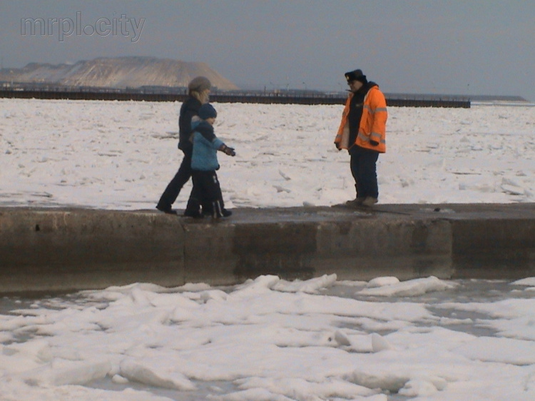 Мариупольские спасатели вернули с тонкого морского льда 38 человек (ФОТО)