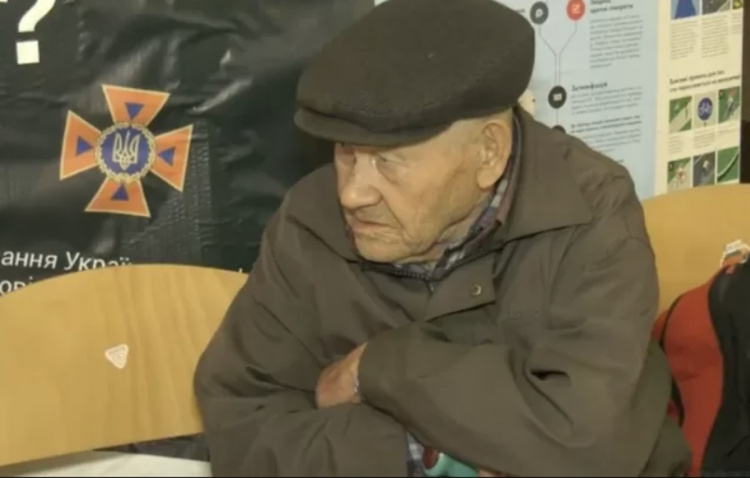 Йшов один вночі: 88-річний чоловік залишив Очеретине, щоб не отримувати паспорт РФ