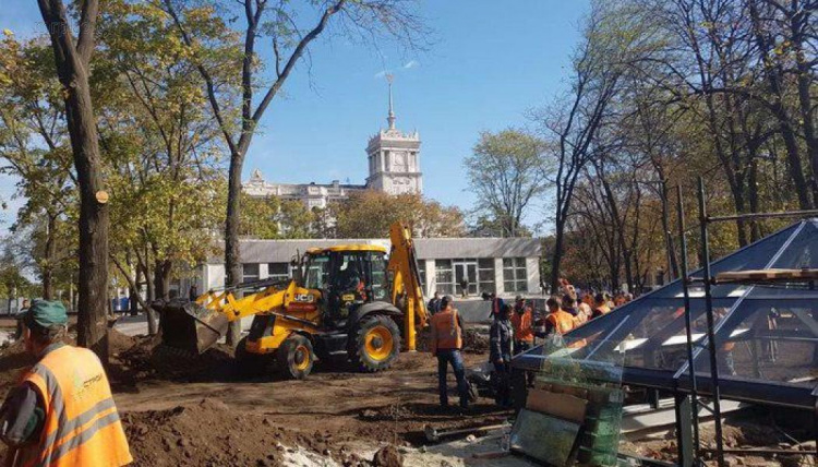 В День города скандал на Театральной площади Мариуполя (ФОТО)