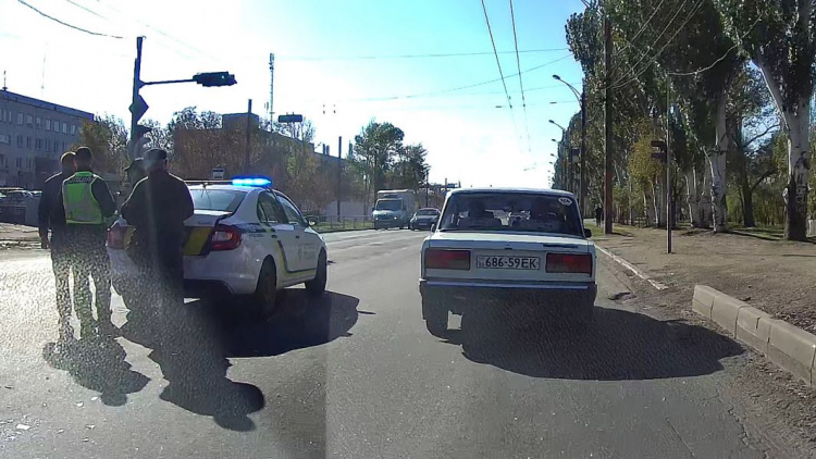 В Мариуполе столкнулись «Жигули» и полицейский автомобиль (ФОТО)