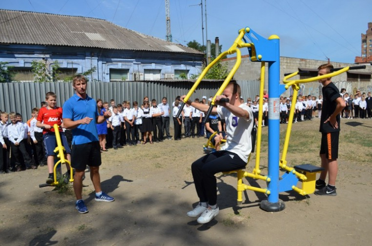 Александр Лашин открыл в мариупольской школе спортзал под открытым небом (ФОТО)