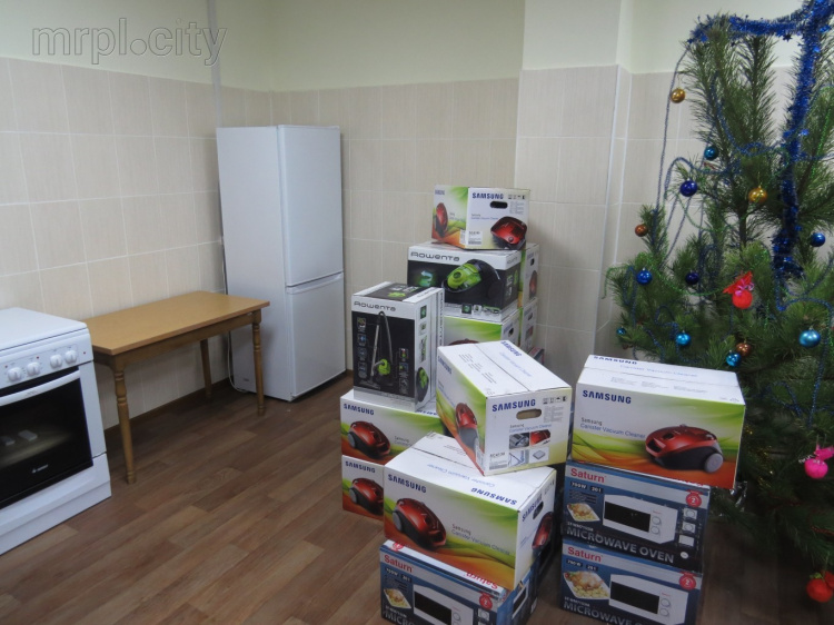 В Мариуполе семьи переселенцев получили квартиры в социальном общежитии (ФОТО)
