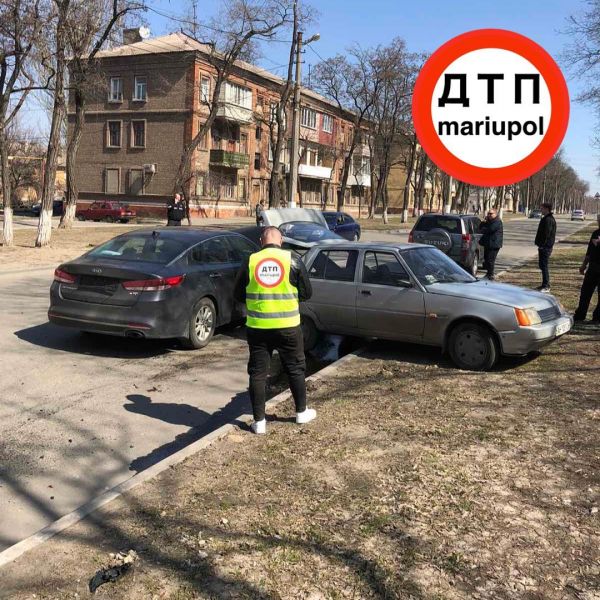 Железо «всмятку»: в Мариуполе «Kia» въехала в припаркованный автомобиль