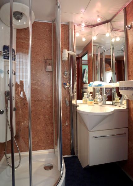 Плазма и отдельная ванная: стало известно, как выглядят элитные купе «Укрзалізниці»