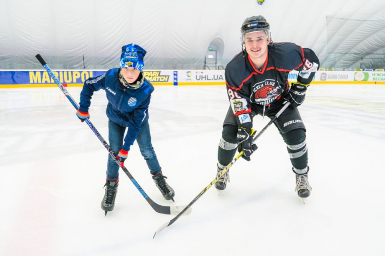 Mariupol Ice Center: взрослый хоккей против детского футбола