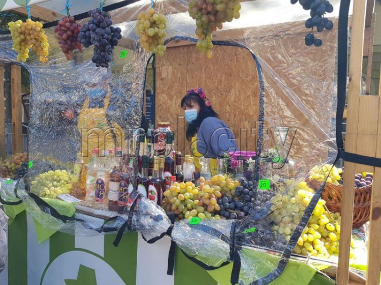 Сладости, колбасы и сыры: в центре Мариуполя стартовал фермерский фестиваль