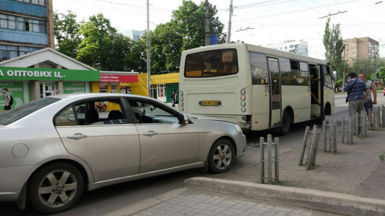 В Мариуполе легковушка «влетела» в маршрутку: отказали тормоза (ФОТО)