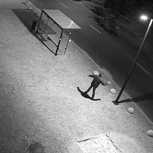 Появилось видео, как разбивали остановку в Мариуполе (ВИДЕО+ФОТО)