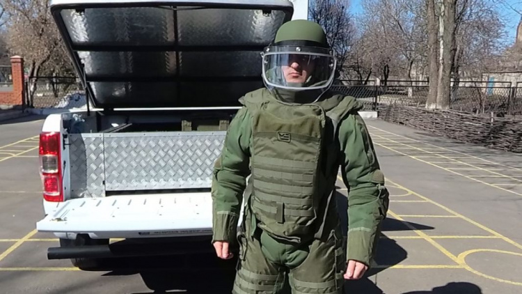 Саперам передали костюмы для разминирования Донбасса (ФОТО+ВИДЕО)