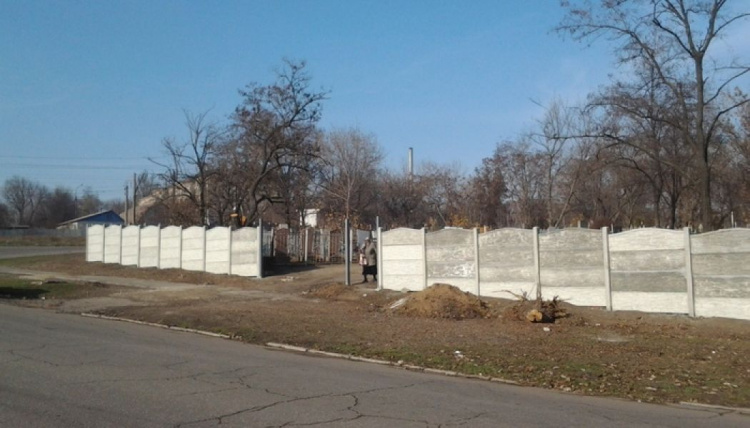 Более 1 млн грн выделено в Мариуполе на установку ограждения на Заозерном кладбище (ФОТО)