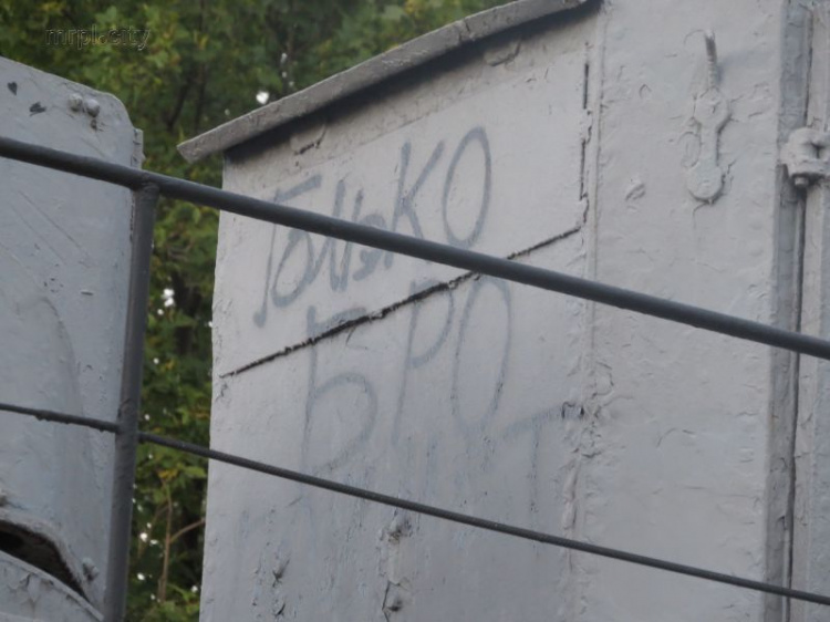 Памятник освободителям Мариуполя от нацистов обезобразили вандалы (ФОТОФАКТ)