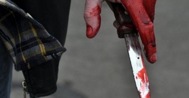 Хотел разобраться: в Мариуполе мужчина изрезал ножом семейную пару