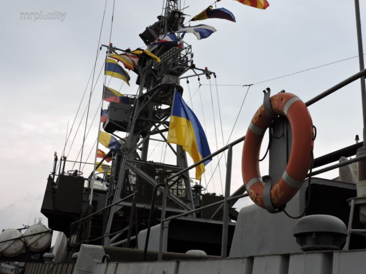 Катера морской охраны украшены государственными флагами