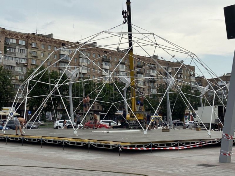 На мариупольской площади Свободы возводят металлический купол