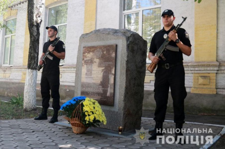 В Мариуполе почтили память погибших за годы войны полицейских (ФОТО)