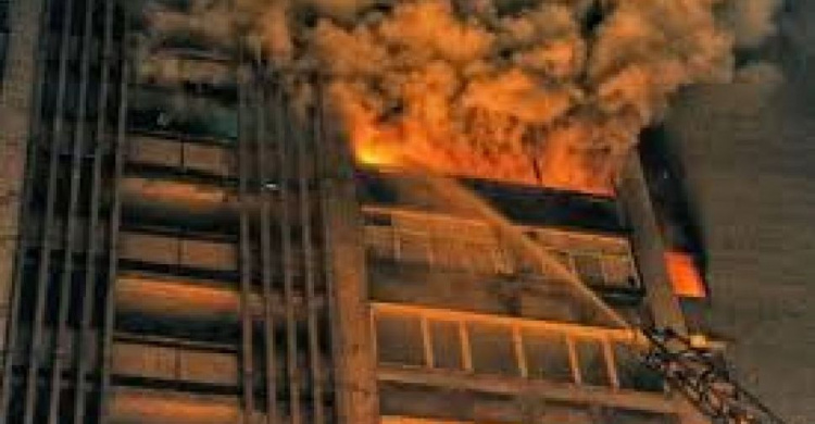 Пожар в Мариуполе: спасатели боролись с огнём на высоте 24 метра