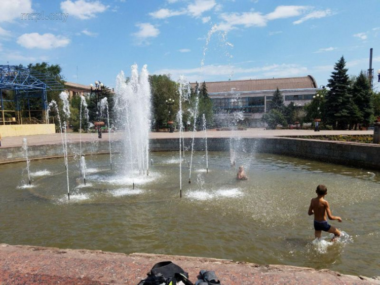 Мариупольцы спасаются от жары, купаясь в фонтанах (ФОТОФАКТ)