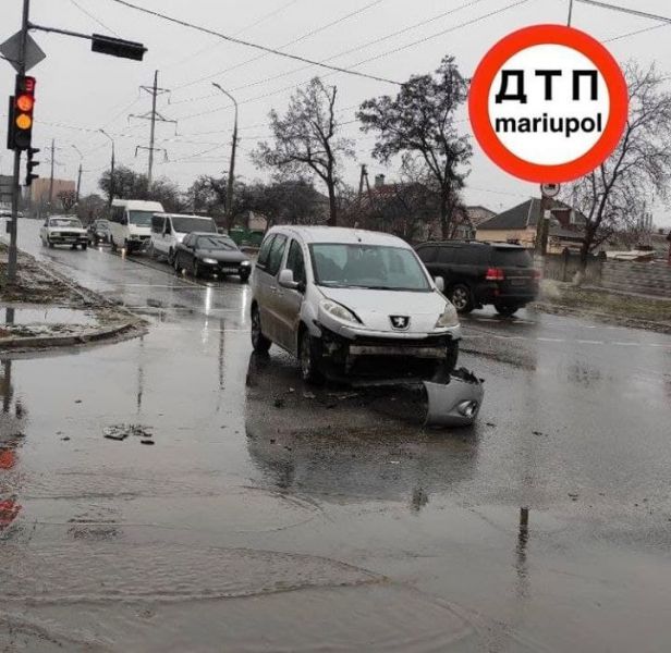 На мариупольском перекрестке столкнулись «Volkswagen» и «Peugeot»