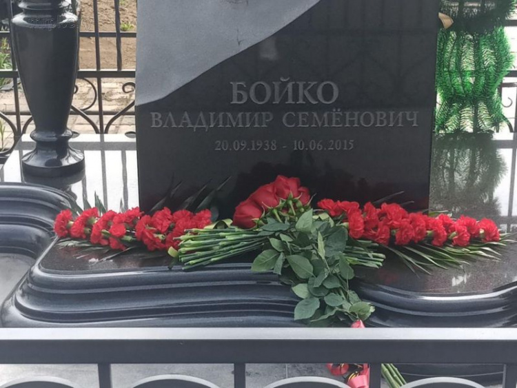 Вадим Новинский в Мариуполе посетил могилу народного директора Владимира Бойко (ФОТОРЕПОРТАЖ)
